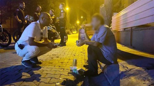 "Bataklığa saplandım" diye yardım istedi, tekelin önünde içerken bulundu