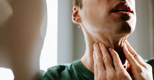 NHS warns call 999 over 7 key red flag symptoms including swollen lips