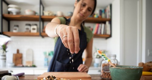 Nutritionist says handful of 'smart' snack can cut cholesterol - despite high-fat content