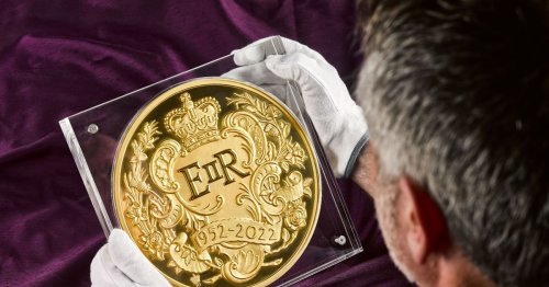 Enormous gold coin worth £15,000 unveiled by Royal Mint for Queen's Jubilee