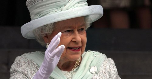 Queen 'battled cancer in last months of life' - biography claims