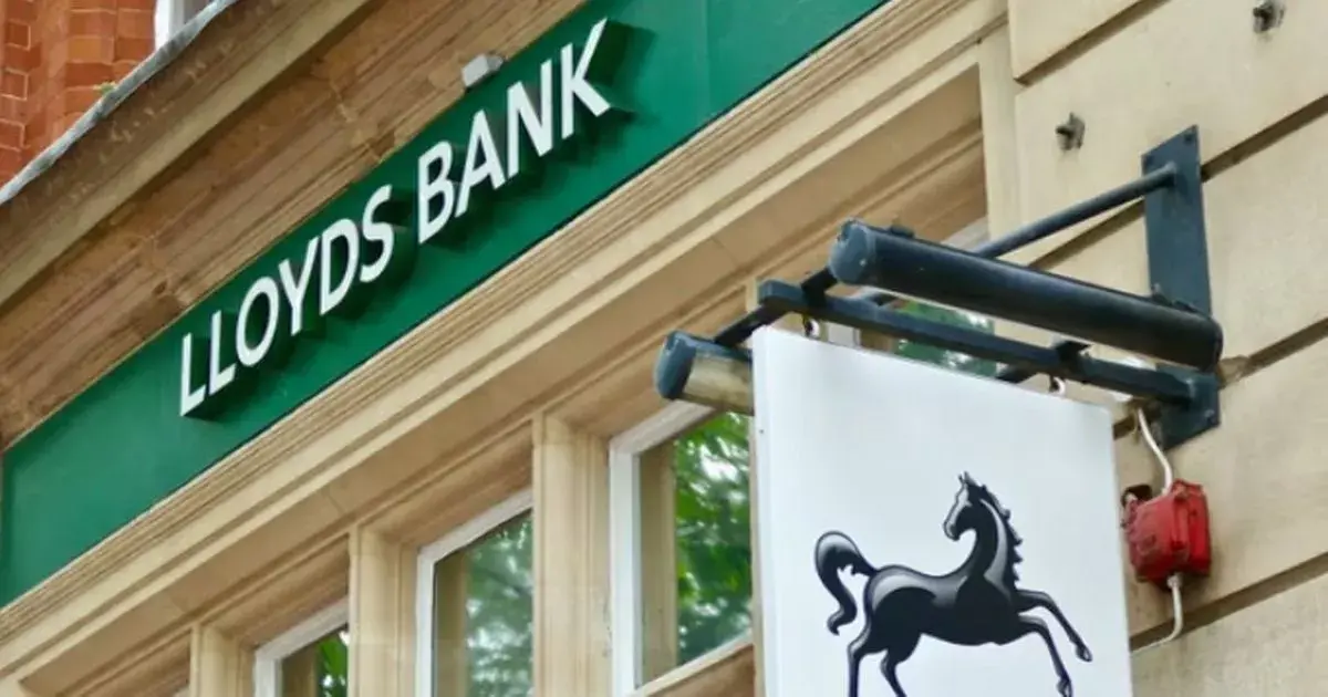 Lloyds customers waking up to £175 bonus payments