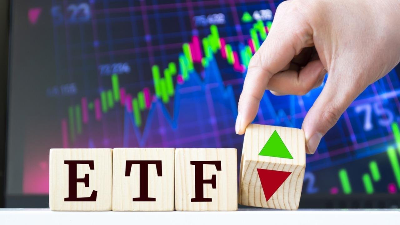 Blackrock’s IBIT Leads $77M Bitcoin ETF Outflow as XRP Funds Add $7.4M
