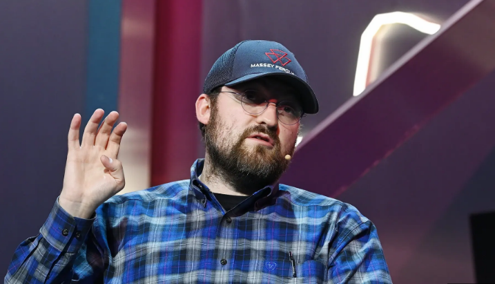 Hoskinson Warns Trump’s Crypto Push Could Backfire On The Industry