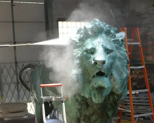 Chicago’s Iconic Lions Gets a ‛Bath’ After 21 Years