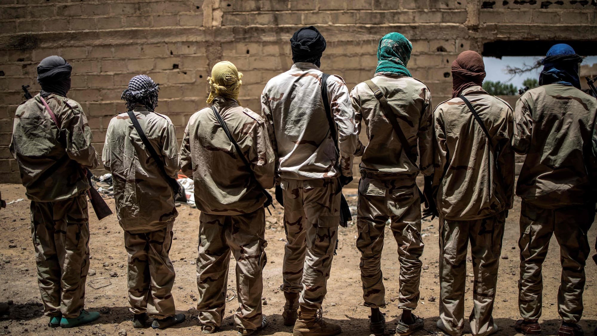 Paralysé, le Mali libère plus de 100 jihadistes