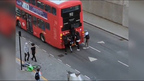 Gang randaliert in London: Jugendliche gehen auf Fahrzeuge los