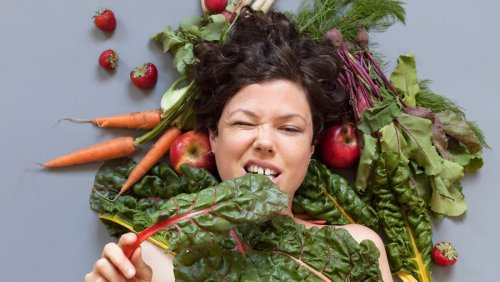 Rhabarber, Hähnchen, Mangold etc.: Diese 7 Nahrungsmittel solltest du nicht roh essen