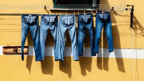 Von Hand reinigen: Darum sollte die Jeans nicht in die Waschmaschine