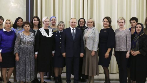 Es sind regierungstreue Beamtinnen: Putins falsche Soldatenmütter entlarvt
