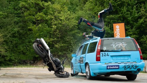Töff-Crashtest gibt Aufschluss: Kann die Airbag-Jacke Leben retten?