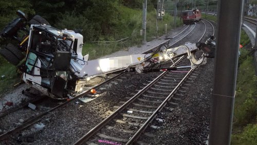 Unfall in St. Gallen: Kollision zwischen Lokomotive und einem Schienenbagger – zwei Männer schwer verletzt