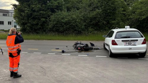 Strassenverkehrsunfall: Motorradfahrer (16) in Küsnacht ZH bei Kollision mit Auto schwer verletzt