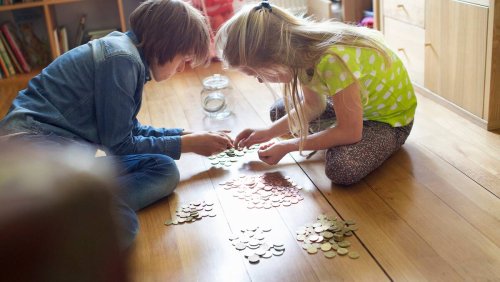 Vom Sparsäuli zum eigenen Konto: So lernen Kinder den Umgang mit Geld