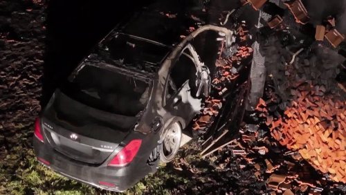 Alkoholisierter Fahrer verursacht Selbstunfall: Mercedes AMG fängt nach Aufprall in Holzunterstand Feuer