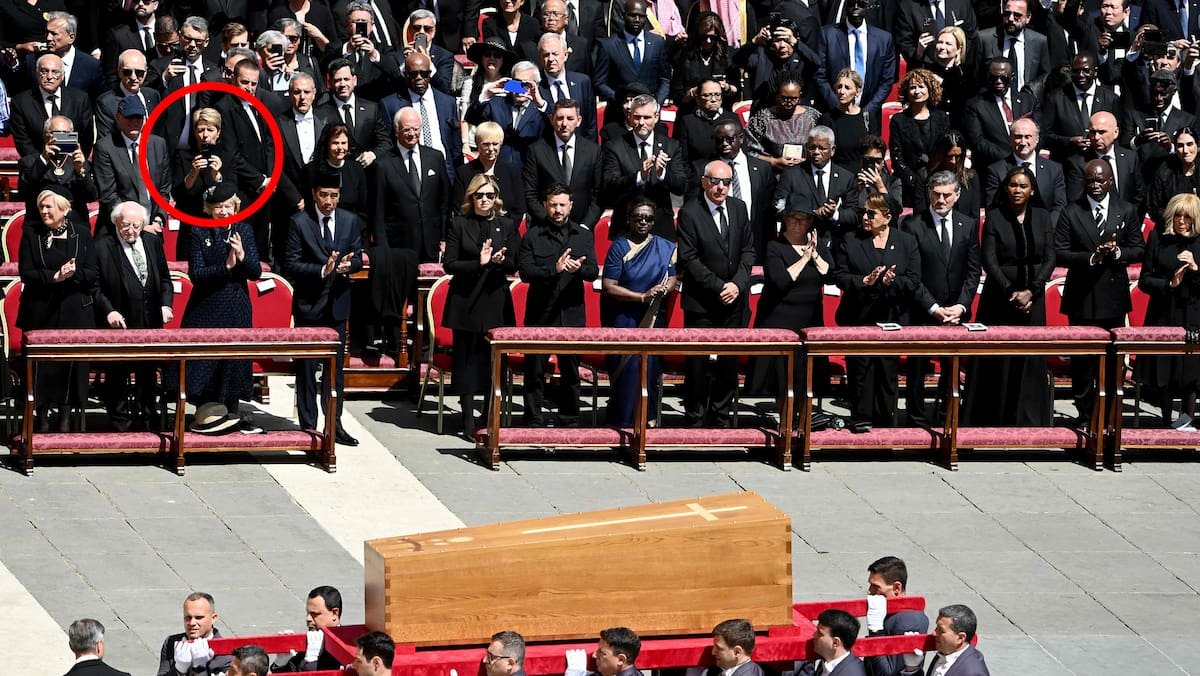 Klick-Klick-Sutter: Spielte unsere Bundespräsidentin Paparazzo an der Papst-Beerdigung?