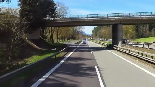 Nach Überholmanöver in Deutschland: Schweizer Verkehrsrowdys prügeln auf Autofahrer ein