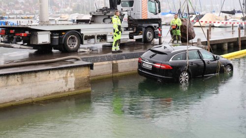 Falschfahrt mit Folgen: Autofahrer landet mit seinem Jaguar im Zugersee