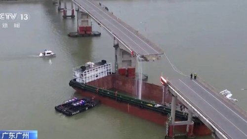 2 personnes décédées: Un cargo chinois percute un pont, 5 voitures tombent à l'eau