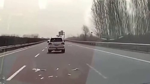 Video zeigt verrückte Szenen: Silberbarren schleudern aus Auto in Peking