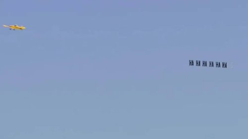 Trump wird mit Flugzeug-Banner getrollt: Hier wird Schadenfreude gross geschrieben