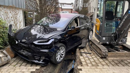 Unfall in Walchwil ZG: Tesla-Fahrerin (40) knallt beim Wenden in Bagger