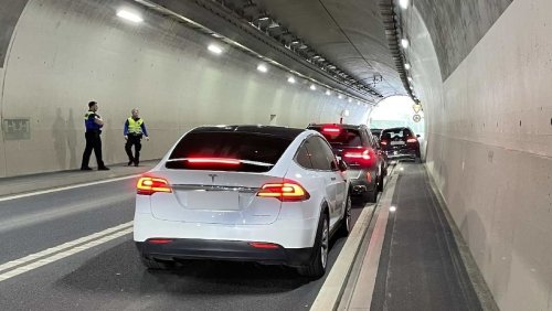 Crash in Bulle FR: Betrunkener Autofahrer prallt in Tunnel in zahlreiche Fahrzeuge