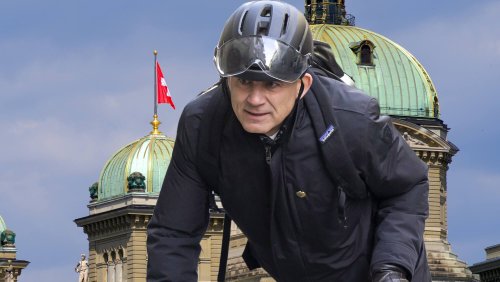 SP-Bundesrat Beat Jans fährt mit Hipster-Velo durch Bern