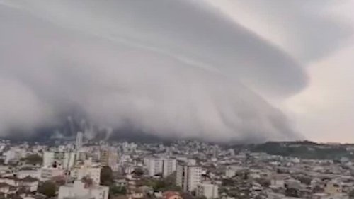 Naturspektakel in Brasilien: Unheimliche Wolkenwand verhüllt ganze Stadt