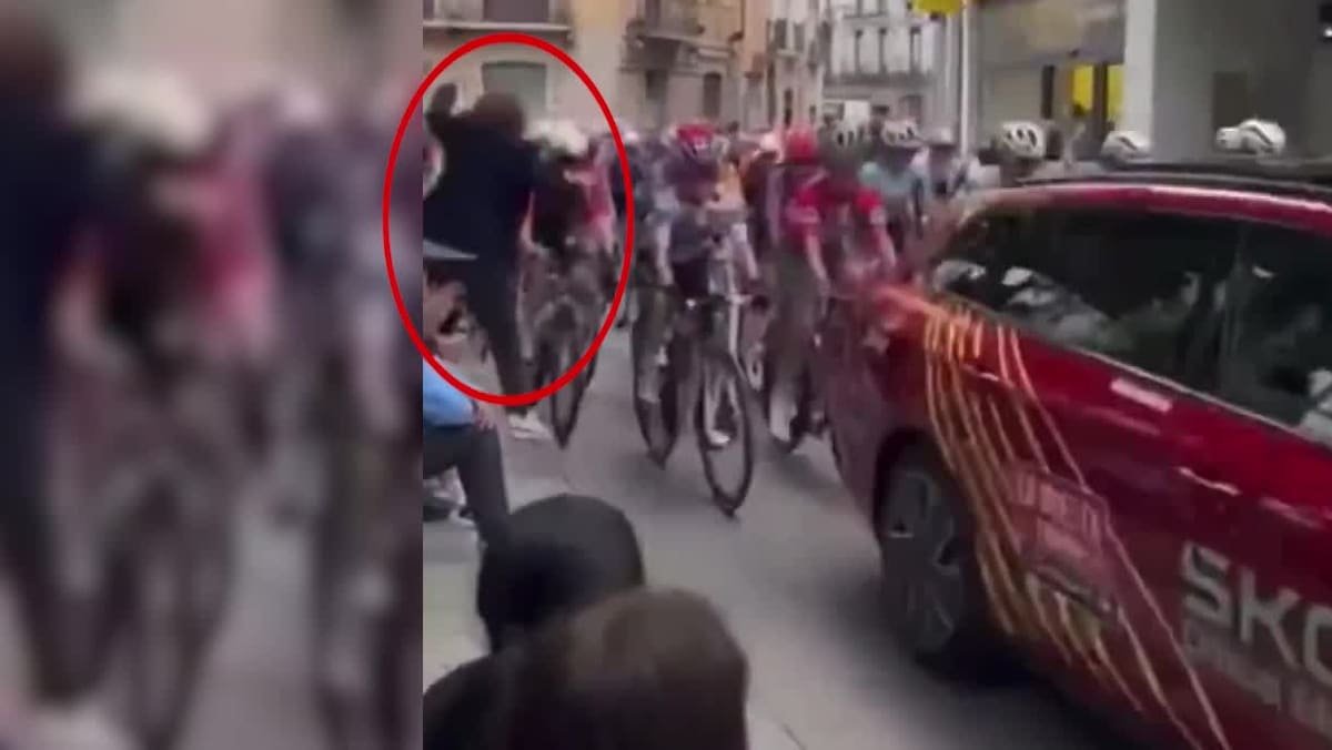 Des scènes dangereuses: Une fan provoque une chute avant l'étape de la Vuelta