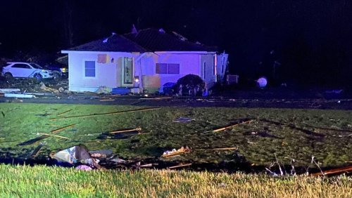 «Ma ville n'existe plus», témoigne un maire: Le bilan de la tornade du Mississippi monte à 23 morts