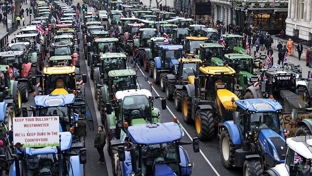 Une taxe qui ne passe pas: Des centaines de tracteurs d’agriculteurs en colère déferlent sur Londres