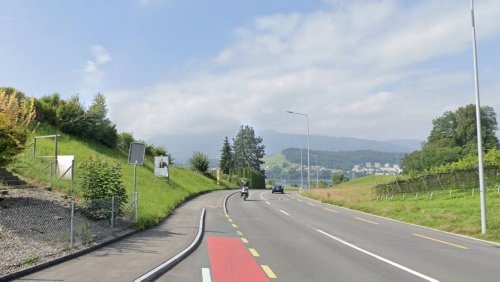 18-Jähriger prallt in Meggen LU gegen Kandelaber