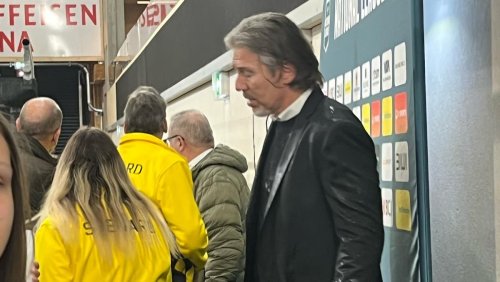 Incident après la défaite: Le coach de Lugano s'est fait arroser de bière par un fan d'Ajoie