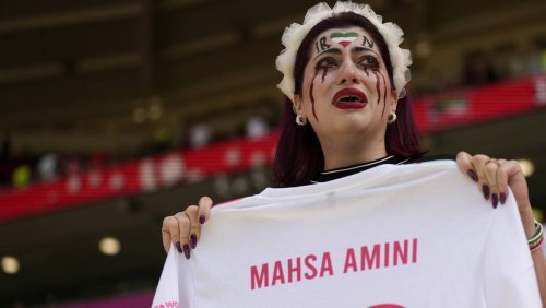 Emeutes avant le match: Des Iraniennes attaquées et menacées devant le stade au Qatar