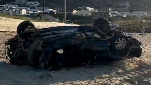 In der Luft überschlagen: Heftiger Autounfall endet am Strand