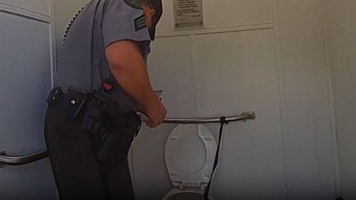 Polizei muss sie retten: Frau will Apple Watch aus WC holen – und bleibt stecken