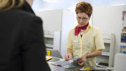 Digital und kompliziert: Überforderte Kunden stehen mit QR-Rechnung am Postschalter