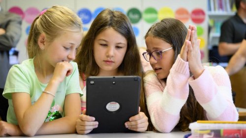 Avec un petit robot-assistant: Cette école primaire en France utilise l'IA pour donner des cours
