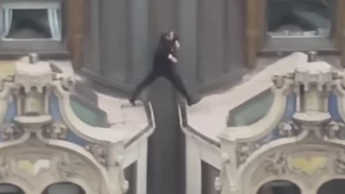 99 Meter hohes Gebäude in Manhattan: Mysteriöser Mann im Anzug hüpft über Hochhaus-Dach