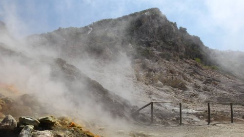 Les experts mettent en garde contre une énorme explosion: Un super-volcan en Italie est-il sur le point d'entrer en éruption?