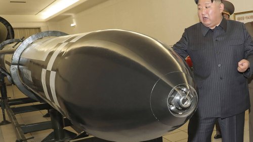 Kim Jong Un posiert mit neuen Atomsprengköpfen