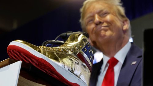 Elles sont déjà en rupture de stock: Les baskets dorées de Trump sont revendues à 450'000 dollars sur Ebay