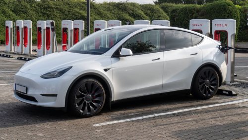 Neues Problem für Elon Musk: Tesla soll Tachos manipuliert haben – Sammelklage!