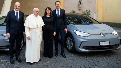 Happy sieht Franziskus nicht aus: Deshalb fährt der Papst neu einen Elektro-VW