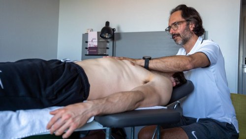Malgin & Co. schwören auf seine Handgriffe: Wie ein Osteopath unsere Nati-Stars in Schwung bringt