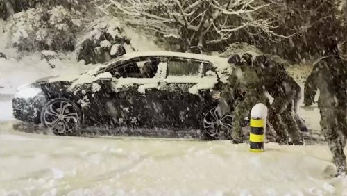 Unfälle und ÖV-Störungen: Schnee sorgt für Verkehrschaos in der Schweiz