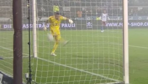 HSV-Keeper haut sich den Ball selbst ins Tor: Das unglaubliche Derby-Eigentor im Video