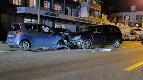 Nächtlicher Autounfall: Vier Verletzte bei Frontalkollision in Herrliberg ZH