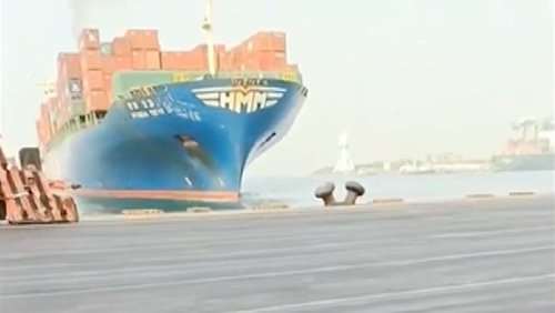 Betrunkener Kapitän am Steuer: 75'000-Tonnen-Frachter prallt in Hafenmauer